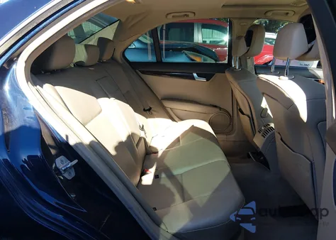 2013 Mercedes-Benz C 250 Sport z USA, uszkodzony, nr VIN WDDGF4HB8DA840737